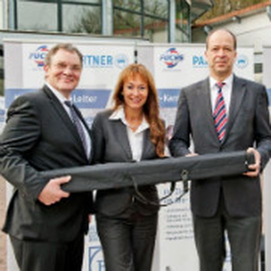 Präsentieren neues Standrollo (v.li.): Dietmar Neubauer (Fuchs), Sylvia Gerl (BFC) und Axel Koblitz (ZDK).