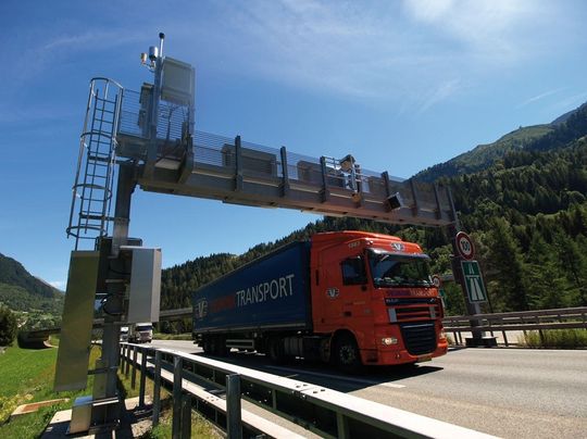 Am Karawanken-Straßentunnel ist die Thermoportal-Hardware an der Tunneleinfahrt montiert. Sie kann aber auch, wie während der Testphase geschehen, an beliebigen Signaloder Mautbrücken installiert werden. Am Karawanken-Straßentunnel ist die Thermoportal-Hardware an der Tunneleinfahrt montiert. Sie kann aber auch, wie während der Testphase geschehen, an beliebigen Signaloder Mautbrücken installiert werden.