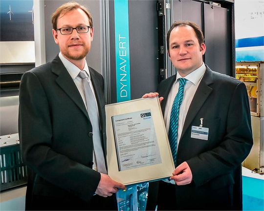 Übergabe des Komponentenzertifikats durch Christian Kruse, Germanischer Lloyd, an Bernhard Eichler, Produktmanager Siemens Dynavert XL, auf der Hannover Messe 2013.