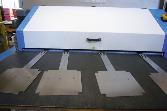 Die exakt bearbeiteten Bleche verlassen die Maschine trocken und staubfrei. Die exakt bearbeiteten Bleche verlassen die Maschine trocken und staubfrei.
