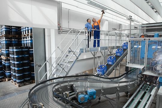 Laufsteganlagen der Günzburger Steigtechnik halten die Wege kurz und erhöhen die Arbeitssicherheit. Laufsteganlagen der Günzburger Steigtechnik halten die Wege kurz und erhöhen die Arbeitssicherheit.