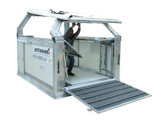 Der Jettainer-Container für Pferde kann einfach aufgebaut und nach dem Flug eingeklappt werden. Der Jettainer-Container für Pferde kann einfach aufgebaut und nach dem Flug eingeklappt werden.