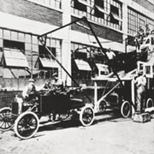 Ford startete die Fließbandproduktion im Jahr 1913 mit dem legendären T-Modell. Ford startete die Fließbandproduktion im Jahr 1913 mit dem legendären T-Modell.