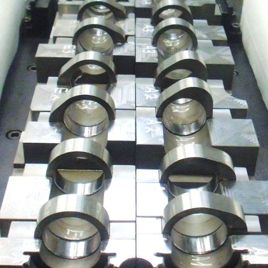 Eigens für das Fügen des Ventiltriebsystems entwickeltes Fertigungswerkzeug. Eigens für das Fügen des Ventiltriebsystems entwickeltes Fertigungswerkzeug.