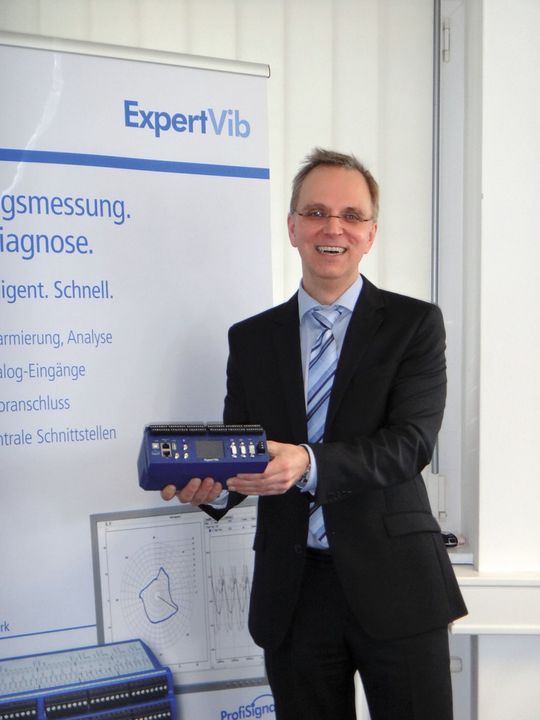 Frank Ringsdorf, Vorstand Technik, Delphin Technology: „Schwingungsmesstechnik ist ein komplexes Thema. Wir machen es mit ExpertVib leicht verständlich und eröffnen neue Anwendungsfelder.“ Frank Ringsdorf, Vorstand Technik, Delphin Technology: „Schwingungsmesstechnik ist ein komplexes Thema. Wir machen es mit ExpertVib leicht verständlich und eröffnen neue Anwendungsfelder.“