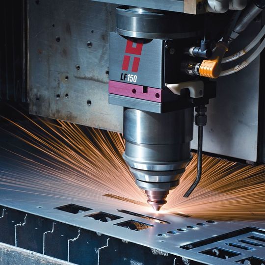 Bild 1: Ein Hyintensity-Fiber-Laser vom Typ HFL015 von Hypertherm beim Schneide einer Blechplatte. Bild 1: Ein Hyintensity-Fiber-Laser vom Typ HFL015 von Hypertherm beim Schneide einer Blechplatte.