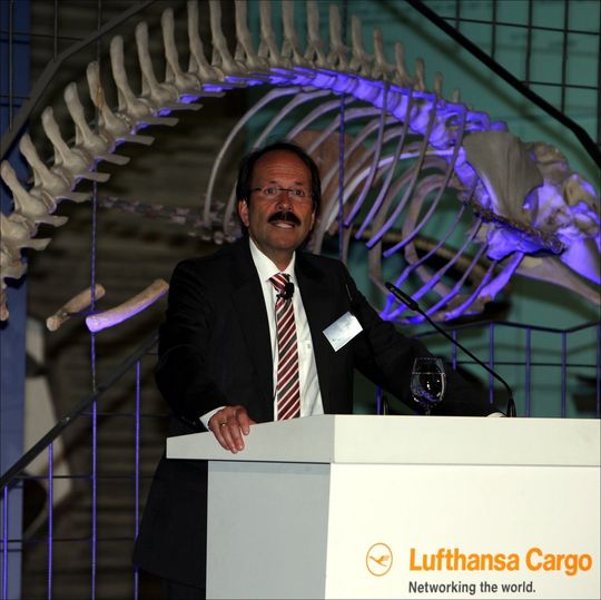 Dr. Karl-Rudolf Rupprecht, Vorstand Operations, stellt die Ideen für grüne Luftfracht vor. Dr. Karl-Rudolf Rupprecht, Vorstand Operations, stellt die Ideen für grüne Luftfracht vor.