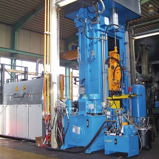 Die Schmiedelinie ermöglicht die Massenproduktion von Bauteilen aus dem leichtesten aller metallischen Konstruktionswerkstoffe.