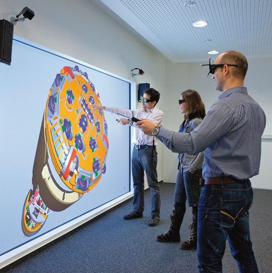 Herrenknecht-Ingenieure führen einn Design Review mit der Software IC IDO durch.