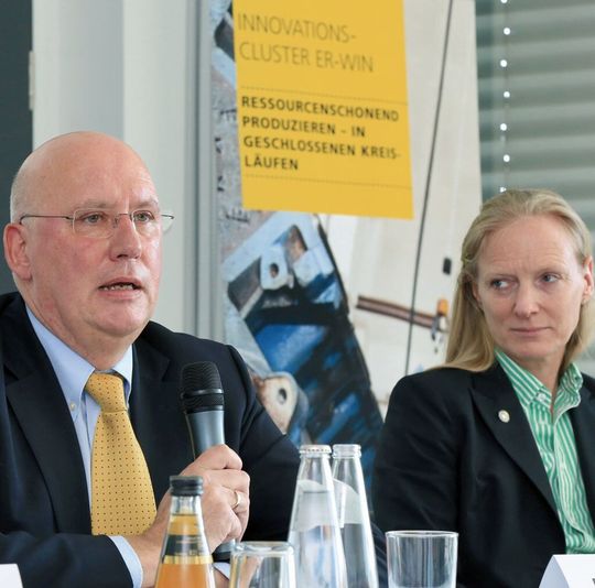 Start des Innovationsclusters: Prof. Michael Schenk, Leiter des IFF, und Prof. Birgitta Wolff, Ministerin für Wissenschaft und Wirtschaft. Start des Innovationsclusters: Prof. Michael Schenk, Leiter des IFF, und Prof. Birgitta Wolff, Ministerin für Wissenschaft und Wirtschaft.