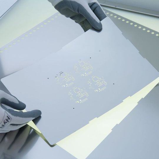 Mit der zunehmenden Miniaturisierung von Elektronikbauteilen werden auch die Aperturen in den SMD-Schablonen immer feiner. Beim Druckprozess müssen die Öffnungen daher scharfkantig und die Oberfläche antihaftbeschichtet sein. Mit der zunehmenden Miniaturisierung von Elektronikbauteilen werden auch die Aperturen in den SMD-Schablonen immer feiner. Beim Druckprozess müssen die Öffnungen daher scharfkantig und die Oberfläche antihaftbeschichtet sein.