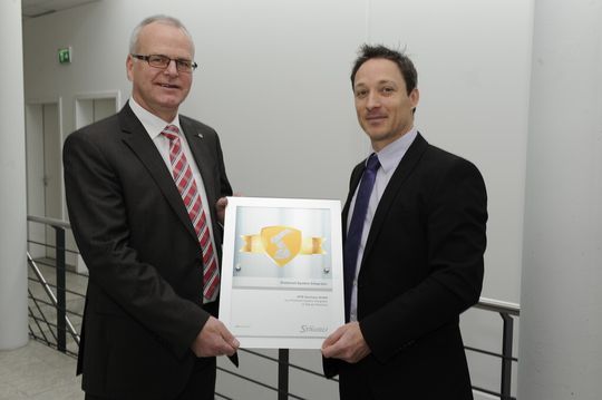 v.l. Heiko Goellnitz, Sales-Manager Stäubli und Dr. Andreas Licha, Geschäftsführer IPTE Germany, bei der Übergabe des „Preferred System Integrator“ . v.l. Heiko Goellnitz, Sales-Manager Stäubli und Dr. Andreas Licha, Geschäftsführer IPTE Germany, bei der Übergabe des „Preferred System Integrator“ .