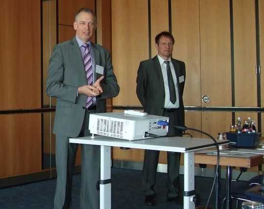 Horst Giesen, Projektleiter der Fachmessen Compamed und Medica von der Messe Düsseldorf, und der Ivam-Vorstandsvorsitzende Dr. Frank Bartels. Die beiden Gastgeber führten ... Horst Giesen, Projektleiter der Fachmessen Compamed und Medica von der Messe Düsseldorf, und der Ivam-Vorstandsvorsitzende Dr. Frank Bartels. Die beiden Gastgeber führten ...