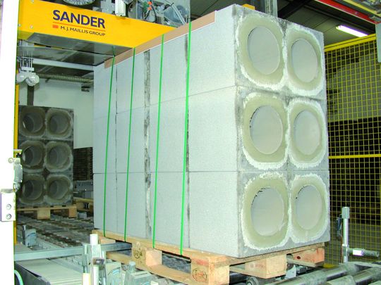 Für kantenschonendes und doch transportsicheres Umreifen konstruiert: die Vertikal-Umreifungsmaschine Vario Master 9460 G. Für kantenschonendes und doch transportsicheres Umreifen konstruiert: die Vertikal-Umreifungsmaschine Vario Master 9460 G.