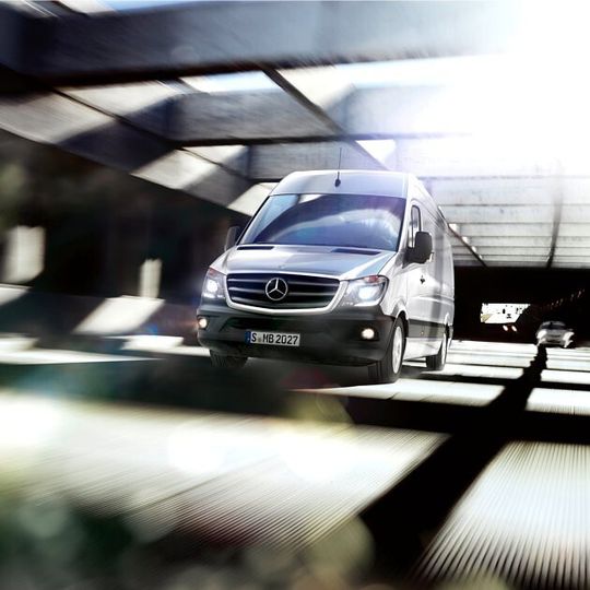 Der neue Mercedes Sprinter mit „Crosswind Assist“ erkennt Seitenwind – etwa auf Brücken oder beim Überholen eines Lkw – und bremst einzelne Räder so ab, dass das Fahrzeug in der Spur bleibt. Der neue Mercedes Sprinter mit „Crosswind Assist“ erkennt Seitenwind – etwa auf Brücken oder beim Überholen eines Lkw – und bremst einzelne Räder so ab, dass das Fahrzeug in der Spur bleibt.