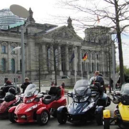 Reichlich Objekte der Fotobegierde gab es auf einer geführten Tour der Can-Am-Spyder-Community durch den Berliner Dreirad-Frühling. Reichlich Objekte der Fotobegierde gab es auf einer geführten Tour der Can-Am-Spyder-Community durch den Berliner Dreirad-Frühling.