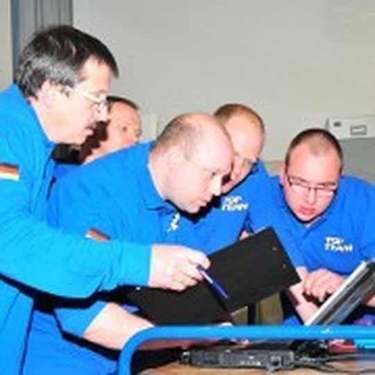 Den Wettbewerb „Scania Top Team“ tragen Werkstattmannschaften aus aller Welt untereinander aus. Den Wettbewerb „Scania Top Team“ tragen Werkstattmannschaften aus aller Welt untereinander aus.