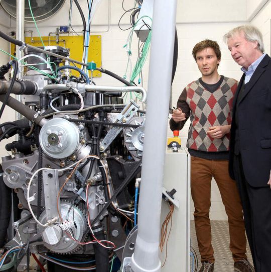 Prof. Dr. Horst Harndorf und Dipl.-Ing. Sascha Prehn am Gas-Versuchsmotor auf dem Motorprüfstand.