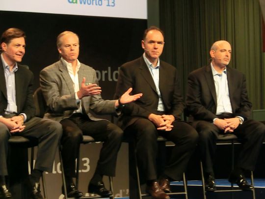 Auf dem Podium das Top-Management von CA Technologies (von links nach rechts): George Fischer, EVP Worldwide Sales, CEO Mike Gregoire und Peter Griffith, EVP Technology und Development Group, sowie Adam Elster, EVP und Group Executive, Mainframe, Customer Success.