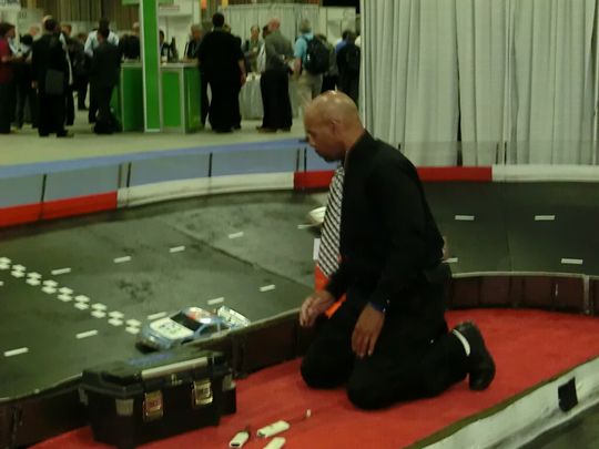 Zumindest beim Spielen mit kleinen Rennautos, müssen die Kunden noch üben. Der Techniker hatten auf der CA World viel zu tun, um die Autos nach zahlreichen Crashs wieder flott zu bekommen.