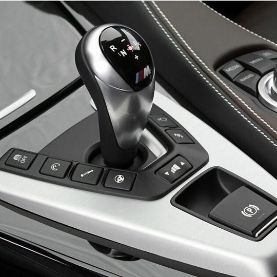 Auch der BMW M6 fährt mit Doppelkupplungsgetriebe. Auch der BMW M6 fährt mit Doppelkupplungsgetriebe.