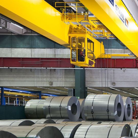 Der neue 20-t-Kran dient zum Heben schwerer Blechcoils. Die Last wird auf vier Krankopfträger und acht Räder verteilt. Der neue 20-t-Kran dient zum Heben schwerer Blechcoils. Die Last wird auf vier Krankopfträger und acht Räder verteilt.