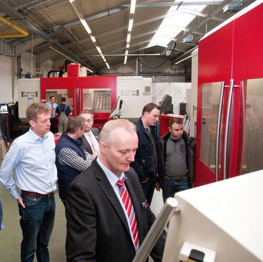 Im Mittelpunkt des Interesses stand die Präsentation der Hedelius T7, ein Schwenkspindel-Bearbeitungszentrum mit integriertem Rundtisch.