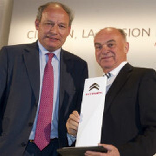 Ausgezeichnet: Citroën-Chef Frédéric Banzet (li.) überreicht Jürgen Burmeister vom Zwickauer Autohaus BHS den Quality Award 2012. Ausgezeichnet: Citroën-Chef Frédéric Banzet (li.) überreicht Jürgen Burmeister vom Zwickauer Autohaus BHS den Quality Award 2012.