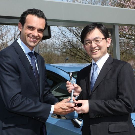 11. Internet Auto Award: Alberto Sanz de Lama, Autoscout24, übergibt die CAROLINA-Trophäe an Toshiaki Yasuda, Toyota Deutschland 11. Internet Auto Award: Alberto Sanz de Lama, Autoscout24, übergibt die CAROLINA-Trophäe an Toshiaki Yasuda, Toyota Deutschland
