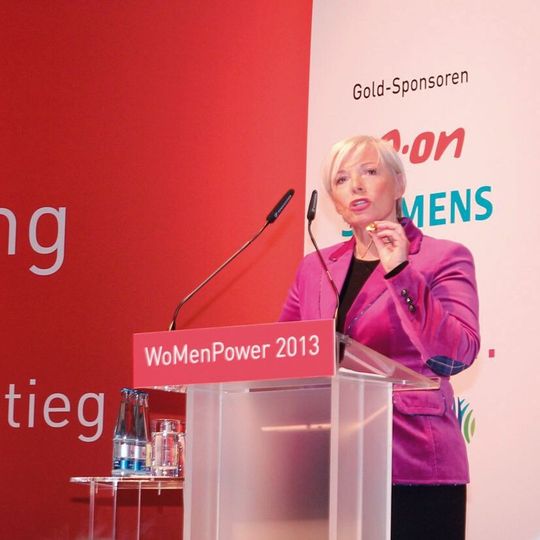 Elke Strathmann, Mitglied des Vorstandes und Vorzeige-Powerfrau der Continental AG, präsentiert die neue Autoschlüsselgeneration.