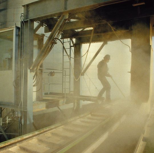 Bild 1: Explosionsgefahr besteht in praktisch allen Industriezweigen, in denen pulver- und staubförmige Produkte verarbeitet werden. Bild 1: Explosionsgefahr besteht in praktisch allen Industriezweigen, in denen pulver- und staubförmige Produkte verarbeitet werden.