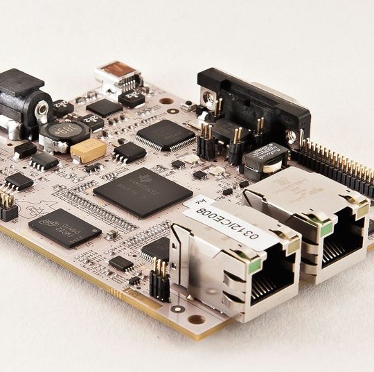 Bild 1: Das ICE-Modul implementiert einen Single-Board-Computer mit industriellen Schnittstellen. Neben CAN und Profibus sind verschiedene über Software definierbare Realtime-Ethernet-Protokolle möglich (Ethercat, Powerlink oder Profinet).