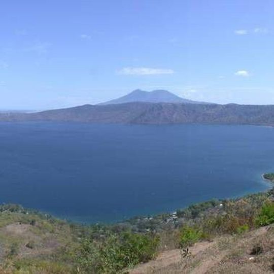 Die Apoyo Caldera in Nicaragua war vor 24.500 Jahren Schauplatz eines gewaltigen Vulkanausbruchs. Neue Untersuchungen legen die Vermutung nahe, dass diese und andere Eruptionen Gase freigesetzt haben, die zeitweise die Ozonschicht deutlich ausgedünnt haben. Die Apoyo Caldera in Nicaragua war vor 24.500 Jahren Schauplatz eines gewaltigen Vulkanausbruchs. Neue Untersuchungen legen die Vermutung nahe, dass diese und andere Eruptionen Gase freigesetzt haben, die zeitweise die Ozonschicht deutlich ausgedünnt haben.