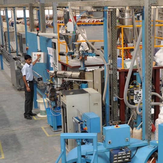 Leoni plant, bis Jahresende rund 11 Millionen Euro im Werk nahe Pune für Anlage und Ausrüstung zu investieren und etwa 140 Mitarbeiter zu beschäftigen. Leoni plant, bis Jahresende rund 11 Millionen Euro im Werk nahe Pune für Anlage und Ausrüstung zu investieren und etwa 140 Mitarbeiter zu beschäftigen.