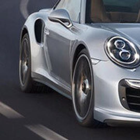 Den neuen 911 Turbo bietet Porsche inklusive mitlenkenden Hinterrädern an. Den neuen 911 Turbo bietet Porsche inklusive mitlenkenden Hinterrädern an.