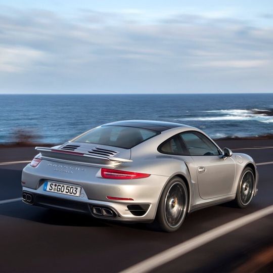 Der neue Porsche 911 Turbo verfügt erstmals über eine Hinterradlenkung die beim Rangieren hilft und das Handling bei hoher Geschwindigkeit verbessert. Der neue Porsche 911 Turbo verfügt erstmals über eine Hinterradlenkung die beim Rangieren hilft und das Handling bei hoher Geschwindigkeit verbessert.
