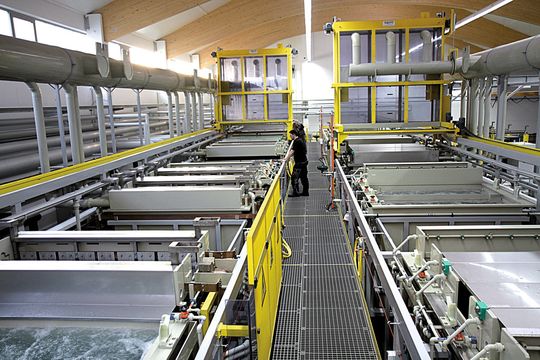 In der Galvanotechnik müssen die teilweise aggressiven Medien während der Produktion ständig umgewälzt werden – ein Fall für Kreiselpumpen. In der Galvanotechnik müssen die teilweise aggressiven Medien während der Produktion ständig umgewälzt werden – ein Fall für Kreiselpumpen.