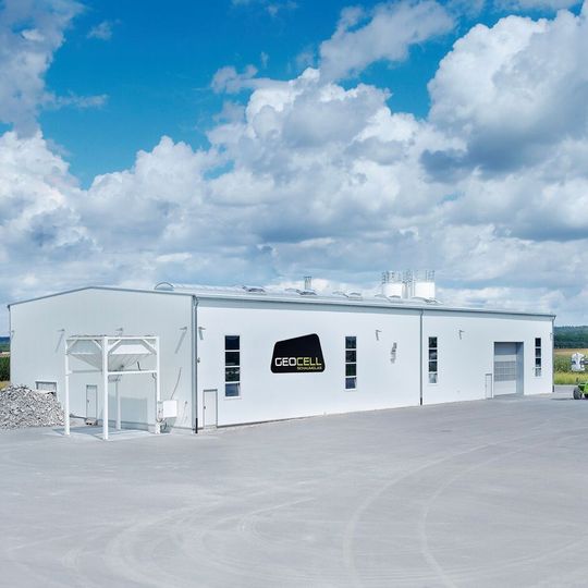 Individuelle Ausführung einer Stahlhalle von Losberger mit den Abmessungen 20 m x 48 m. Die Traufhöhe beträgt 8 m. Individuelle Ausführung einer Stahlhalle von Losberger mit den Abmessungen 20 m x 48 m. Die Traufhöhe beträgt 8 m.