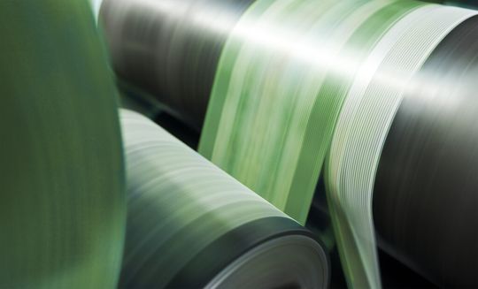Für die Handhabung der hauchdünnen flexiblen Produkte, die während ihres Herstellungsprozesses in schmalen Bahnen mehrere Maschinen durchlaufen und häufig umgewickelt werden müssen, präsentiert Inometa hochwertige Wickelhülsen aus Hochleistungskunststoffen, Aluminium und Compositen, die die schonende Behandlung der Erzeugnisse gewährleisten. Für die Handhabung der hauchdünnen flexiblen Produkte, die während ihres Herstellungsprozesses in schmalen Bahnen mehrere Maschinen durchlaufen und häufig umgewickelt werden müssen, präsentiert Inometa hochwertige Wickelhülsen aus Hochleistungskunststoffen, Aluminium und Compositen, die die schonende Behandlung der Erzeugnisse gewährleisten.