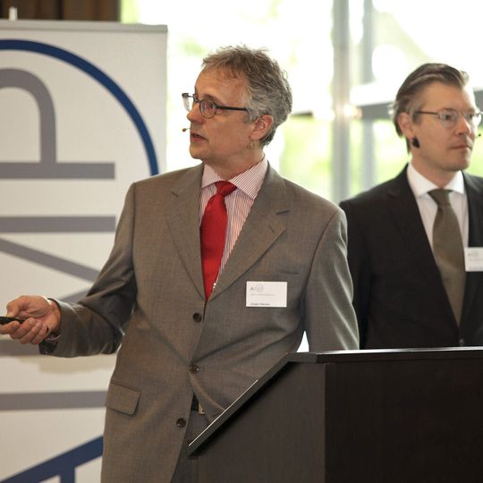 Die Autoren Jürgen und Thorsten Becker präsentieren die Studienergebnisse.