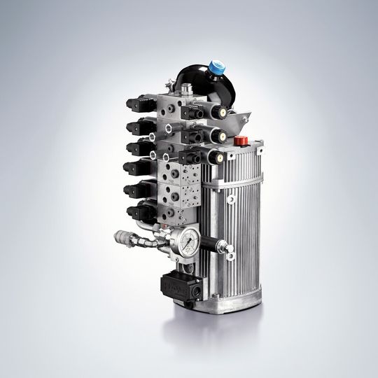 Eine platzsparende Hydraulik-Steuerung – das Kompakt-Pumpenaggregat Typ KA mit Ventilverband, Druckspeicher und Druckschalter. Eine platzsparende Hydraulik-Steuerung – das Kompakt-Pumpenaggregat Typ KA mit Ventilverband, Druckspeicher und Druckschalter.