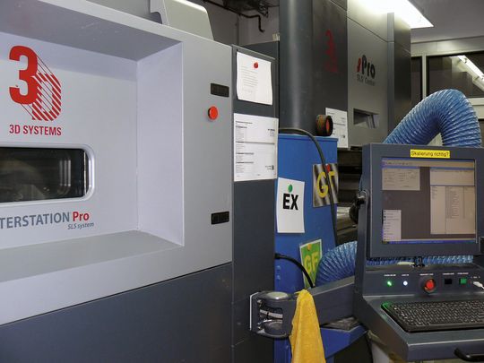 Mit dem Laser-Sintern hat Kegelmann 1996 im Bereich Prototypenbau begonnen. Heute produziert das Unternehmen mit sechs Maschinen für die unterschiedlichsten Industriezweige. Mit dem Laser-Sintern hat Kegelmann 1996 im Bereich Prototypenbau begonnen. Heute produziert das Unternehmen mit sechs Maschinen für die unterschiedlichsten Industriezweige.