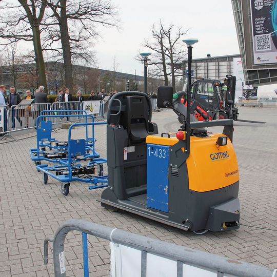 Die Fotos zeigen diverse von Götting-Technik ferngesteuerte Fahrzeuge auf dem Vorführgelände und den im Text beschriebenen Leitstand. Die Fotos zeigen diverse von Götting-Technik ferngesteuerte Fahrzeuge auf dem Vorführgelände und den im Text beschriebenen Leitstand.