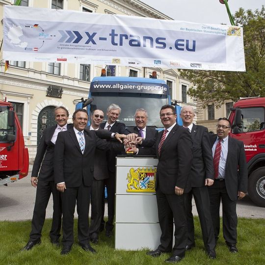 Drückten den Startknopf für X-Trans.eu (v.l.): Karl-Heinz Steibich (Software AG), Dr. Hans-Peter Friedrich (Bundesinnenminister), Dirk Stocksmeier (Init AG), Dr. Michael Strugl (Landesrat Oberösterreich), Joachim Herrmann (Bayerischer Innenminister), Franz Josef Pschierer (Bayerischer Finanzstaatssekretär), Peter Driessen (Hauptgeschäftsführer BIHK), Prof. Dr. Helmut Krcmar (TU München). Drückten den Startknopf für X-Trans.eu (v.l.): Karl-Heinz Steibich (Software AG), Dr. Hans-Peter Friedrich (Bundesinnenminister), Dirk Stocksmeier (Init AG), Dr. Michael Strugl (Landesrat Oberösterreich), Joachim Herrmann (Bayerischer Innenminister), Franz Josef Pschierer (Bayerischer Finanzstaatssekretär), Peter Driessen (Hauptgeschäftsführer BIHK), Prof. Dr. Helmut Krcmar (TU München).