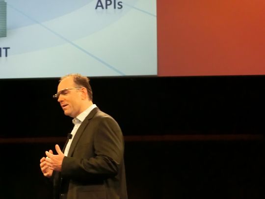 Peter JL Griffiths, Executive Vice President and Group Executive Enterprise Solutions and Technology Group, mit Google-Brille - ob diese für rosoge Aussichten sorgt?