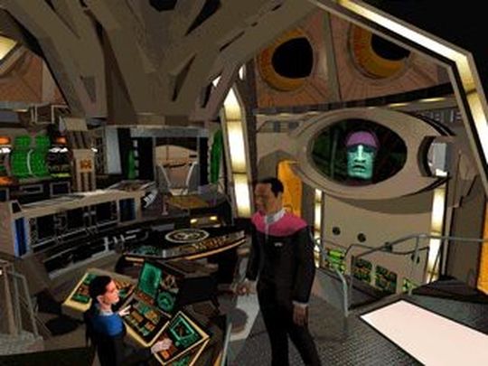 Captain Sisko und die attraktive Wissenschaftsoffizierin Jadzia Dax halten einen kleinen Plausch in der Kommandozentrale der Raumstation Deep Space Nine.
