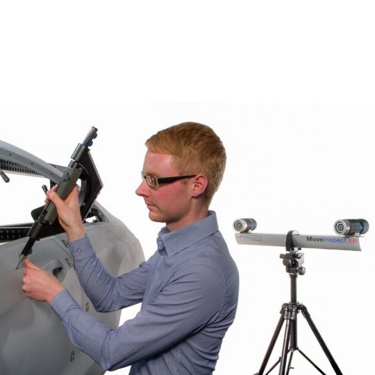 Die zwei 8-Megapixel-Digitalkameras des Aicon MoveInspect XR erfassen den handgehaltenen Taster. Die zwei 8-Megapixel-Digitalkameras des Aicon MoveInspect XR erfassen den handgehaltenen Taster.