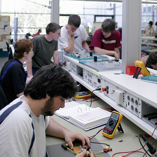 Der demografische Wandel verschärft den Wettbewerb um die Arbeitskräfte von morgen. Ausbildung hat daher bei Heidelberg einen hohen Stellenwert. Der demografische Wandel verschärft den Wettbewerb um die Arbeitskräfte von morgen. Ausbildung hat daher bei Heidelberg einen hohen Stellenwert.