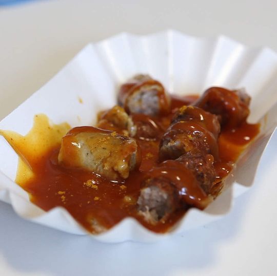 Mit dem „Curry-Max“ alle 7 Minuten automatisch eine fertige Currywurst in der Schale – heiß, geschnitten und mit Soße.