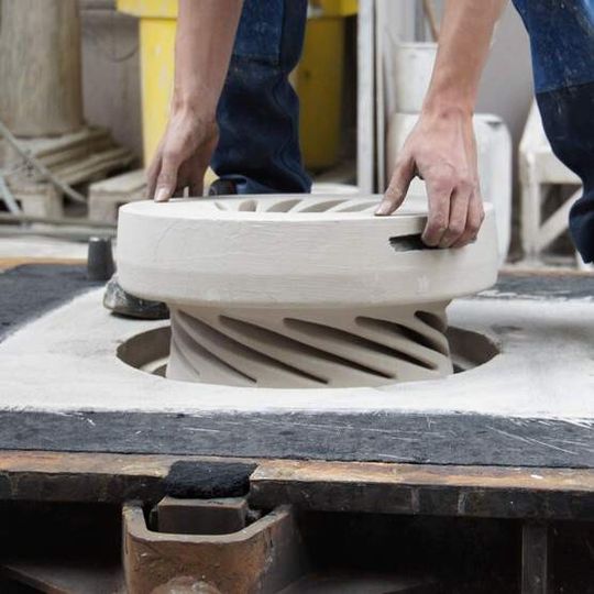 Einsetzen des 3D-gedruckten Kerns in die konventionelle Sandform.